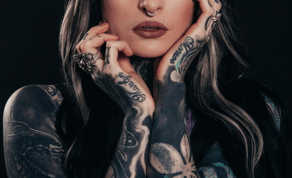 Mujer con cuerpo tatuados
